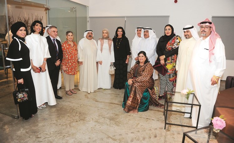 الشيخ ناصر صباح الأحمد ورئيسة جمعية الصحافيين فاطمة حسين وأمين سر الجمعية الزميل عدنان الراشد وعدد من الزملاء الحضور ﻿