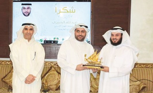 جابر الوندة يسلم درع التكريم إلى عبدالله الخبيزي﻿