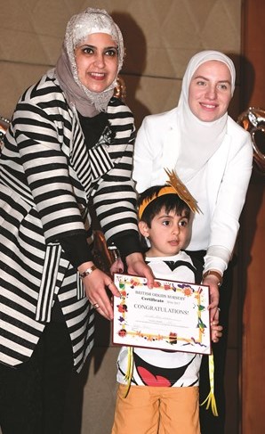 عيسى بن نخي يتسلم شهادته﻿