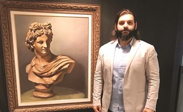 احمد المقيم بجانب لوحته ابوللو﻿