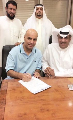 ماهر الشمري خلال توقيع العقد﻿