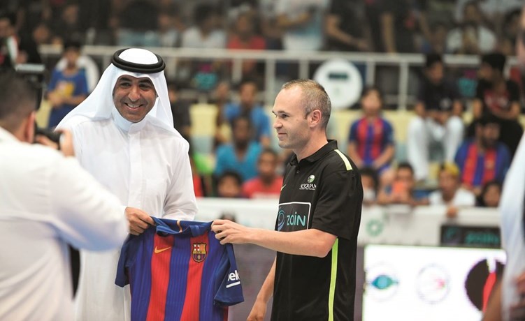 النجم الاسباني يهدي الحساوي تي شيرت برشلونة﻿