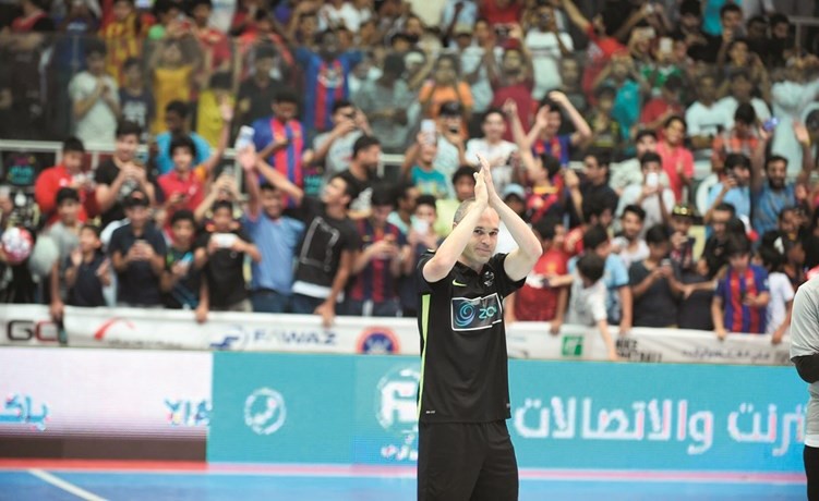 الرسام يحيي الجمهور﻿