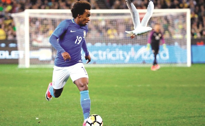 طائر النورس يطير بجانب اللاعب البرازيلي ويليان أثناء المباراة (رويترز)﻿