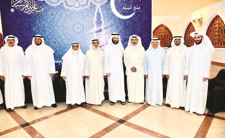 د.فيصل المسلم ود.أحمد الشطي يتوسطان عددا من الحضور﻿
