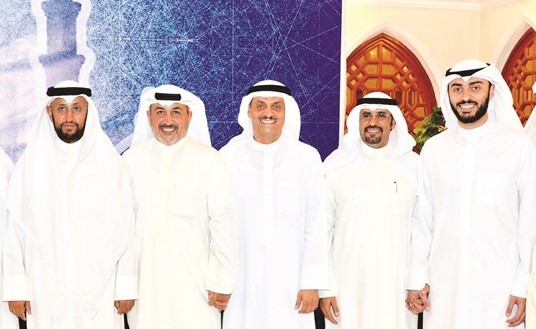 عمار العجمي ود.أحمد الشطي وعدد من الحضور﻿