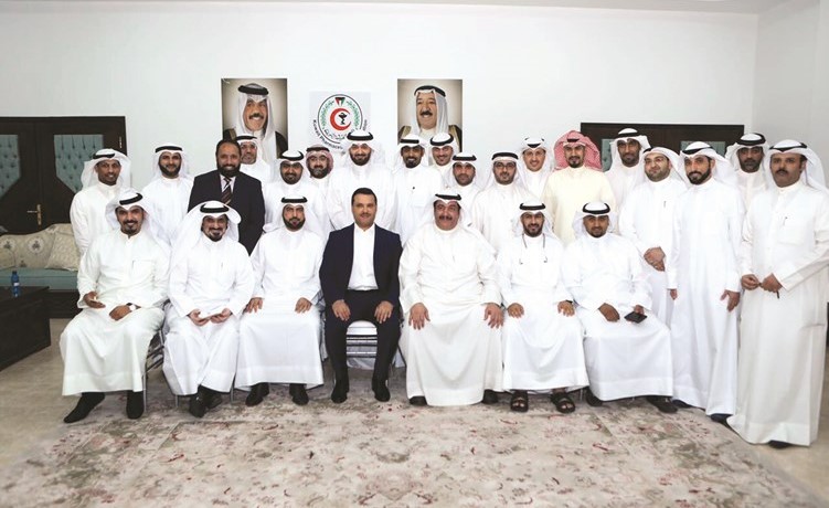 صورة جماعية للوزير د.جمال الحربي وعدد من أعضاء الجمعية﻿