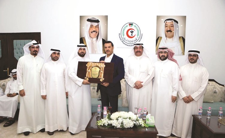 رئيس جمعية الصيادلة يكرم وزير الصحة﻿