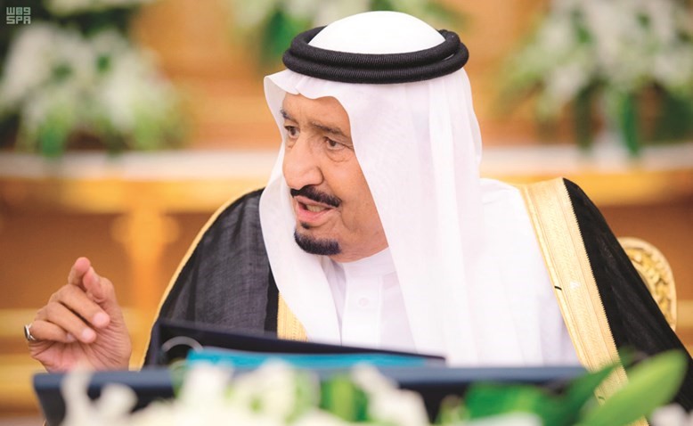 خادم الحرمين الشريفين الملك سلمان بن عبدالعزيز مترئسا جلسة مجلس الوزراء في قصر السلام بجدة أول من أمس(واس)﻿