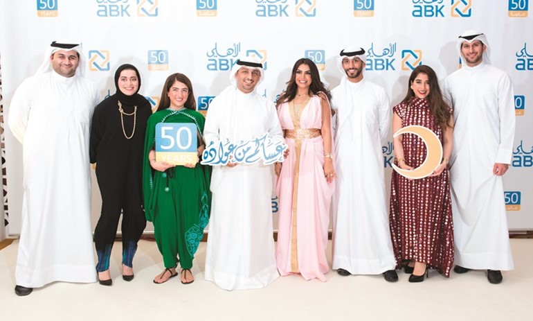 موظفو البنك خلال الغبقة﻿