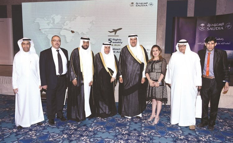 الشيخ سلمان الحمود متوسطا المشاركين في غبقة الخطوط السعودية 	(أحمد علي)﻿