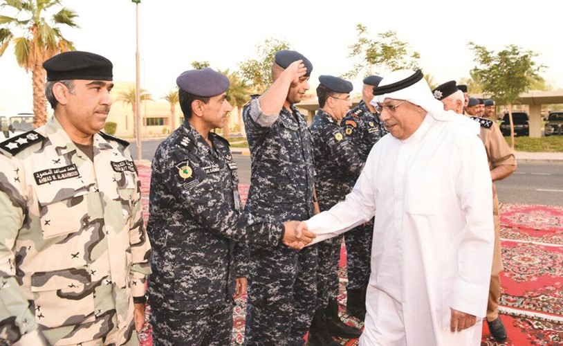 الشيخ خالد الجراح مصافحا عددا من القيادات﻿