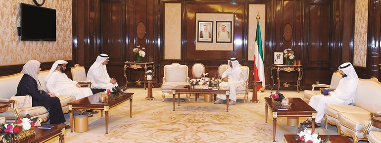  سمو رئيس الوزراء الشيخ جابر المبارك مستقبلا رئيس وأعضاء اللجنة العليا المنظمة لمسابقة الشيخ مبارك الحمد للتميز الصحافي﻿