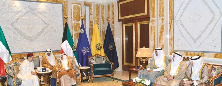 صاحب السمو الأمير الشيخ صباح الأحمد مستقبلا وزير خارجية المغرب ناصر بوريطة بحضور الشيخ صباح الخالد والشيخ علي الجراح والسفير أحمد فهد الفهد﻿