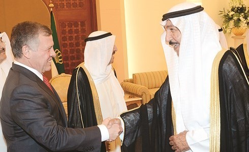 الملك عبدالله الثاني مصافحا الشيخ جابر العبدالله ﻿