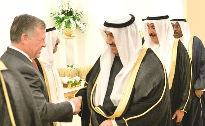 الملك عبدالله الثاني مصافحا سمو الشيخ ناصر المحمد﻿