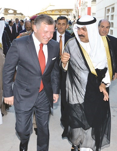 الشيخ مشعل الأحمد مرحبا بملك الأردن لدى وصوله﻿