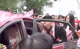 فيديو صادم... هذا ما فعله بعروسه يوم زفافهما وسط ذهول المدعوين!