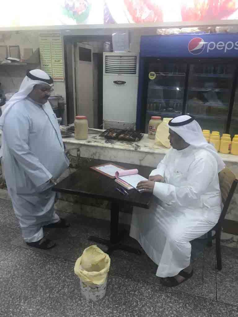 إتلاف 69 كيلوغراماً مواد غذائية وتحرير 14 مخالفة بصناعية الجهراء