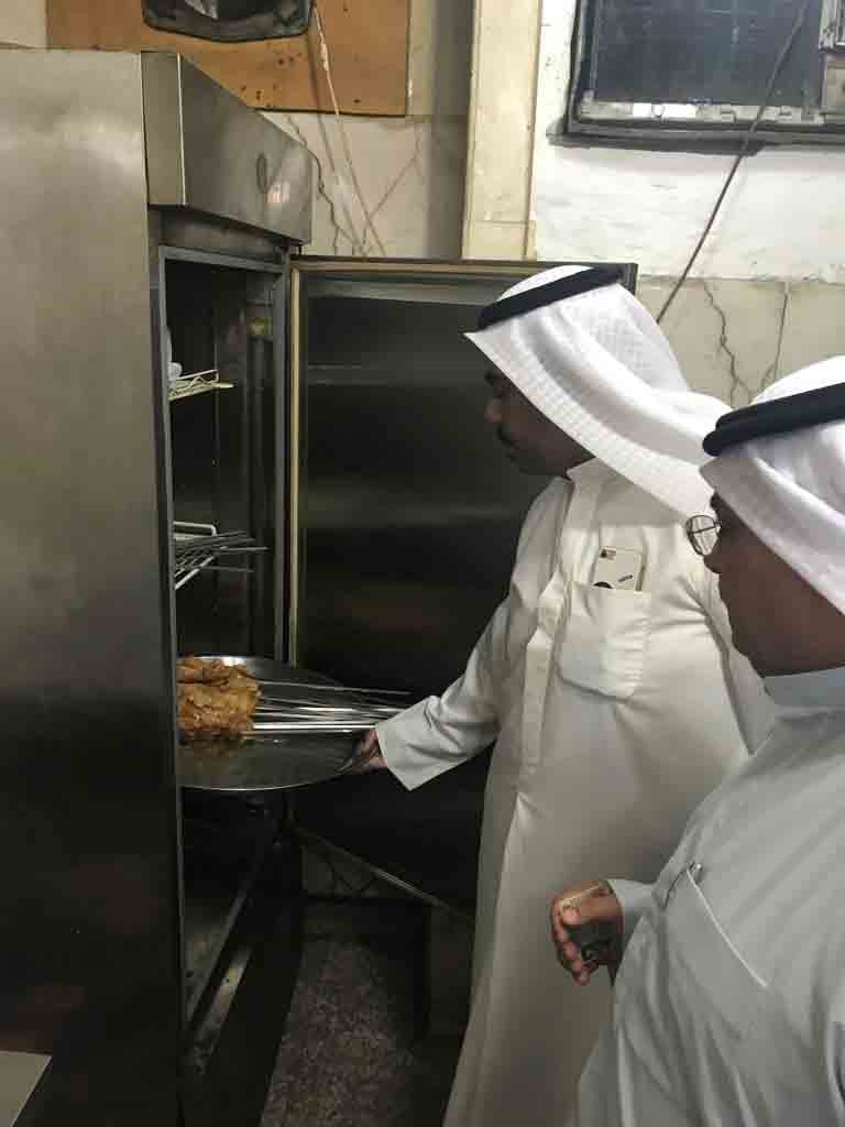 إتلاف 69 كيلوغراماً مواد غذائية وتحرير 14 مخالفة بصناعية الجهراء
