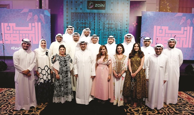 فريق زين في لقطة جماعية﻿