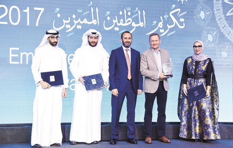 تكريم مجموعة من الموظفين ﻿