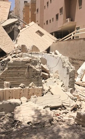جانب من عمليات الهدم الخاطئ في بناية الجابرية ﻿