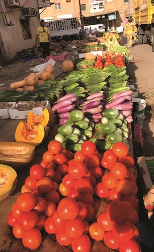 جانب من الخضراوات والفواكه المعروضة في الجليب﻿
