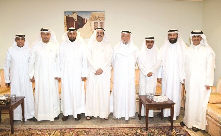 د.حمد المطر وعمار العجمي ويعقوب الرفاعي يتوسطهم أحمد باقر ود.علي العمير﻿