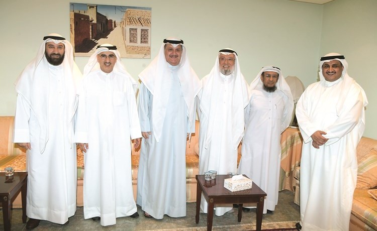 أحمد باقر متوسطا عيسى الكندري ولؤي الخرافي وعبدالعزيز الإبراهيم ود.علي العمير(محمد هاشم)﻿