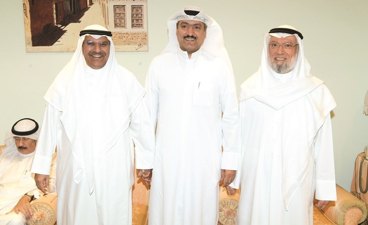 الزميل حسين الرمضان متوسطا أحمد باقر وجاسم المضف﻿