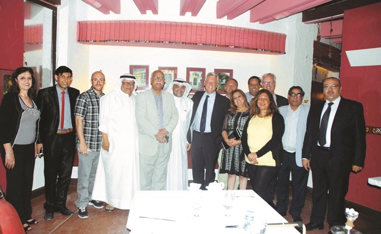 السفير الألماني كارلفريد برغنير في صورة تذكارية مع محرري الصحف المحلية بعد الإفطار﻿
