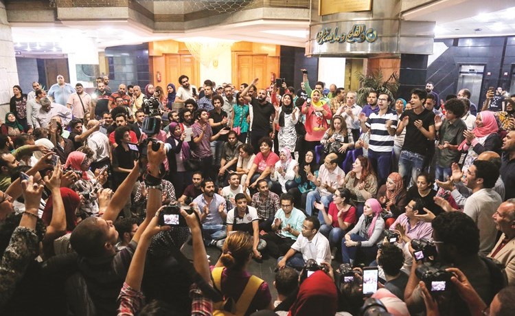 جانب من الاعتصام المؤقت في جمعية الصحافيين امس الأول اعتراضا على تمرير اتفاقية تيران وصنافير من اللجنة التشريعية (ا.ف.پ)﻿