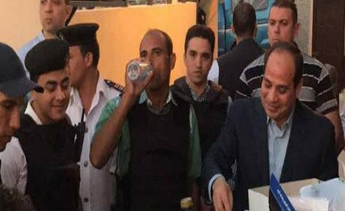 بالفيديو.. الرئيس المصري ﻳﺘﻨﺎﻭﻝ ﺍﻹﻓﻄﺎﺭ ﻣﻊ ﺿﺒﺎﻁ ﺃﺣﺪ ﺍﻷﻛﻤﻨﺔ ﺑﺍﻟﻘﺎﻫﺮﺓ