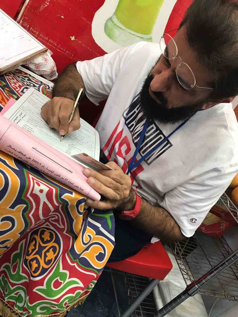 غلق 3 محلات وإتلاف 236 كيلوغراماً مواد غذائية في "حولي"