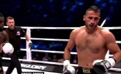 بالفيديو.. مباراة "كيك بوكسينغ" تتحوّل إلى منافسة بين لاعب وحشد من الجمهور.. هذا هو السبب!