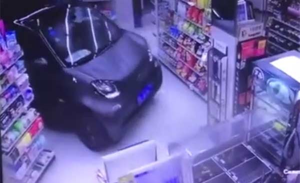 بالفيديو... كي لا يضيع الوقت في ركن سيارته، ما قام به كان صادما!