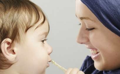 طفلي لم يتكلم بعدُ!.. إليكِ عزيزتي خطوات تساعده على النطق بشكل أسرع