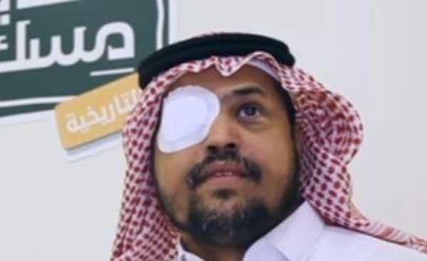 شاهد.. رقيب بالحد الجنوبي يروي قصة فقدانه بصره برصاصة حوثية.. وسر احتفاظه بها