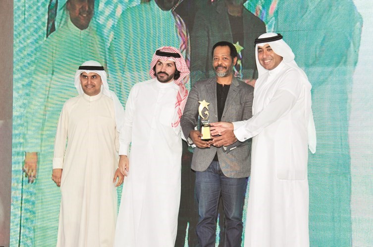 محمد دحام وعبدالله السيف يتسلمان جائزة أفضل مسلسل درامي متكامل كحل أسود قلب أبيض﻿