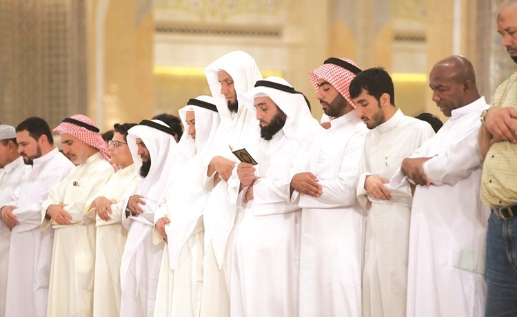 داود العسعوسي متقدما المصلين في الليلة الأولى من ليالي التهجد﻿