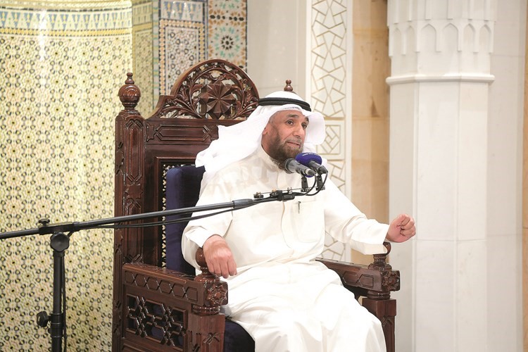 د.عيسى الظفيري ملقيا خاطرته﻿