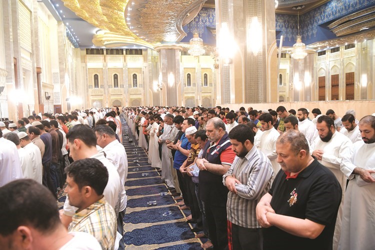 جموع المصلين توافدت على الصلاة في المسجد الكبير في أولى ليالي التهجد		(محمد هاشم)﻿