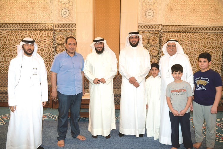 إمام المسجد الكبير فهد الكندري ومحمد المتعب وعبدالرحمن العنزي والزميل أسامة أبو السعود﻿