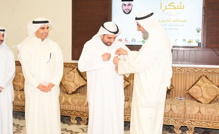 يحيى العقيلي يقلد عبدالله الخبيزي وسام الرحمة العالمية ﻿
