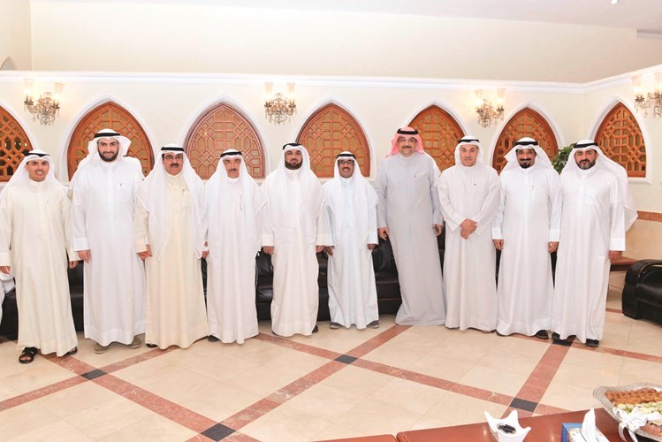 باسل جاسر الجاسر متوسطا عددا من المهنئين﻿