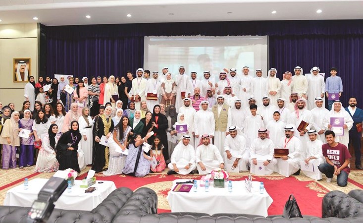 عمر القناعي وعبدالرحمن المطيري وعبدالله طارش مع فريق المتطوعين والمتطوعات	(شانافاس قاسم)﻿