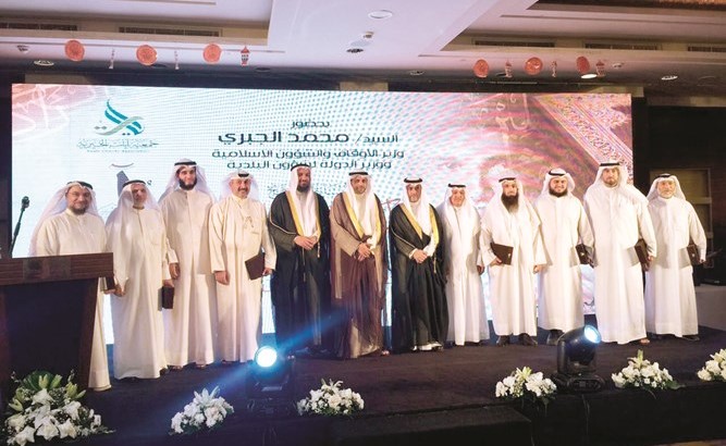 محمد الجبري ومحمد سلطان بن حثلين مع عدد من المكرمين﻿