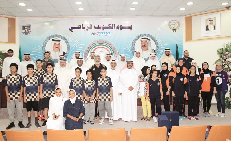 الشيخ فهد جابر العلي مع المكرمين والمكرمات ﻿