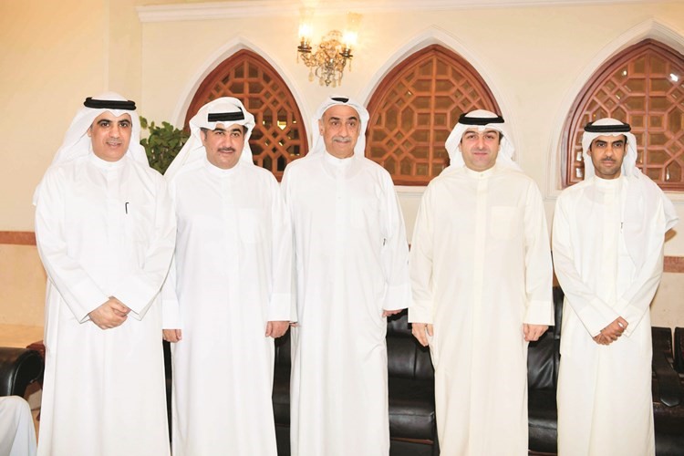 د. أنس الرشيد متوسطا د.سعود طامي وجاسم يعقوب وياسر أبل وعلي طامي